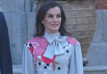 La reina Letizia deslumbra en el almuerzo con el sultán de Omán con su vestido Pertegaz más icónico